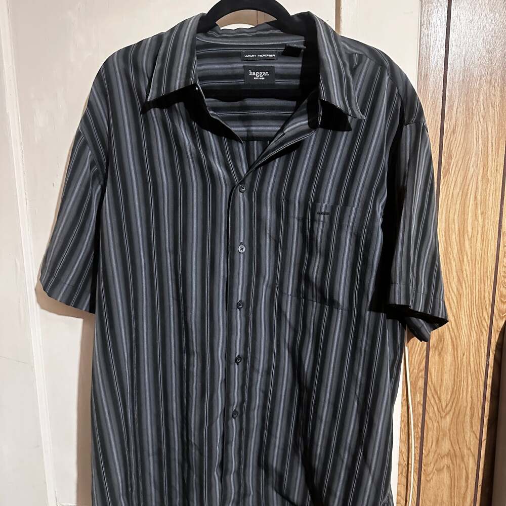 Van Heusen Men's Black and Gray Striped Short Sleeve Button Down Shirt